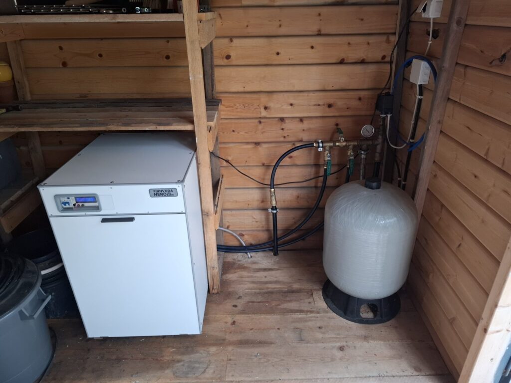 NERO 100 BASIC vedenpuhdistuslaite asennettuna. Taustalla raakavesipumpun painesäiliö